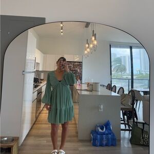 H&M 
Size M
Green dress
Good condition - worn a few times
